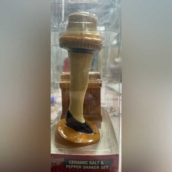 A Christmas  Story Leg Lamp / Fragile Crate Salt & Pepper Shakers, NEW - Picture 2 of 5